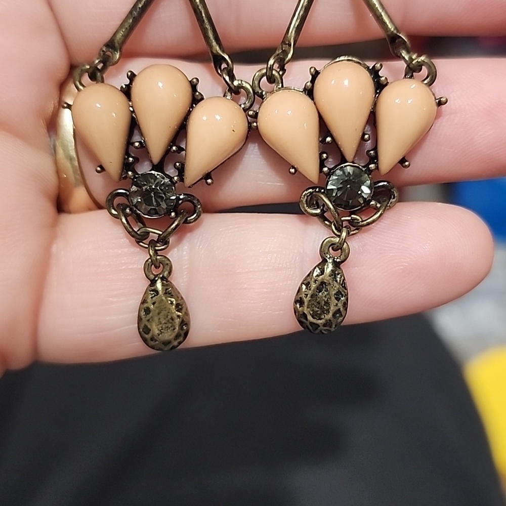 Beautiful classic Drop Earrings by Anthropologie NWT ✨️❤️